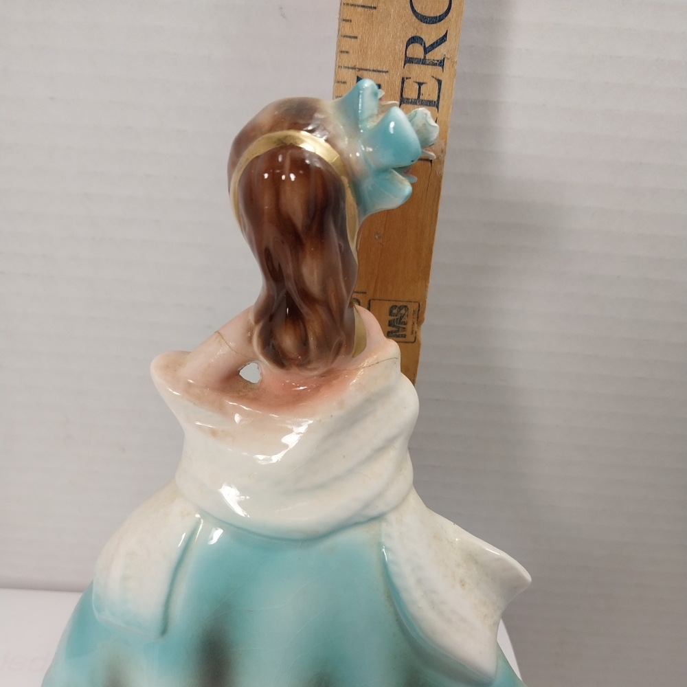 Vintage lady figurine - Picture 2 of 3